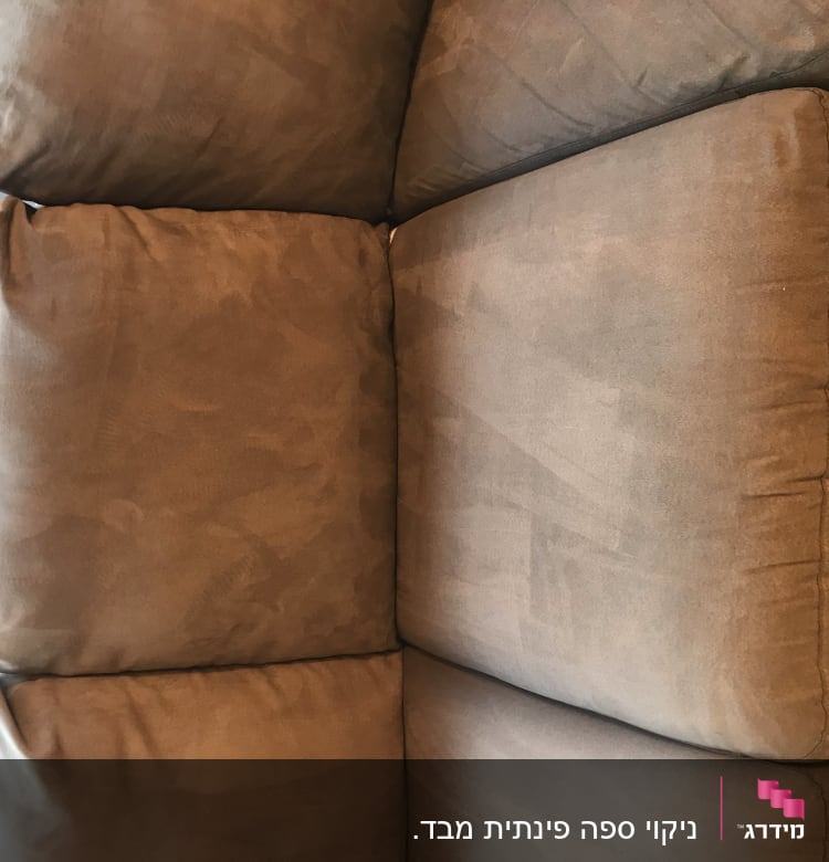 ספה חומה עם כריות ישיבה ומשענת